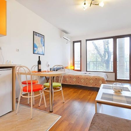 Студио Ларина Burgas Exterior foto